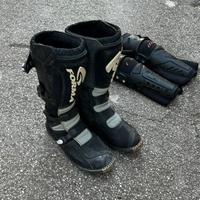 Kit enduro (stivali, ginocchiere, pettorina, abb)