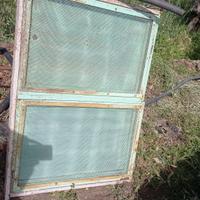 finestra in ferro battuto  compresa di telaio 