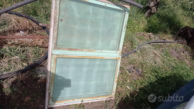 finestra in ferro battuto  compresa di telaio 