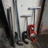 Piega tubi, serra tubi, banco, attrezzatura lavoro