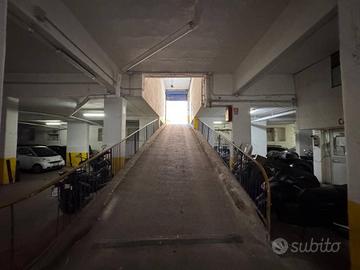 Attività / Licenza di 400 m² con 2 locali a Napoli