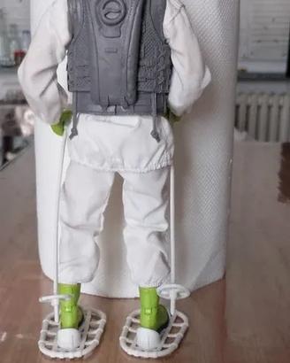 alpino della hero force con tuta bianca con stemma