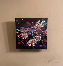Quadro luminoso con libellula tra i fiori