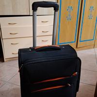 Trolley medio, nero e arancione 