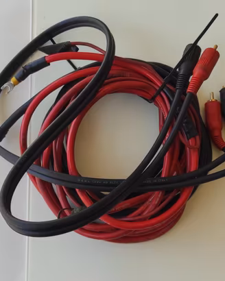 Amplificatore auto e subwoofer.