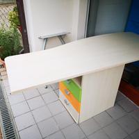 scrivania con cassetti