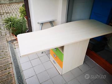 scrivania con cassetti