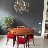 Tavolo, 4 sedie e lampadario in cristallo