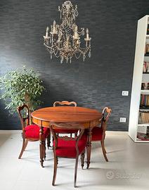 Tavolo, 4 sedie e lampadario in cristallo