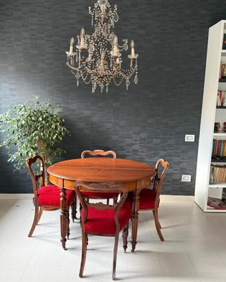 Tavolo, 4 sedie e lampadario in cristallo