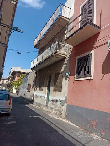 Immobile su tre elevazioni con terrazzo e cortile