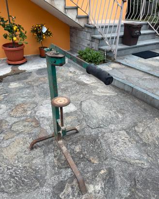Tappatrice manuale per tappi in sughero