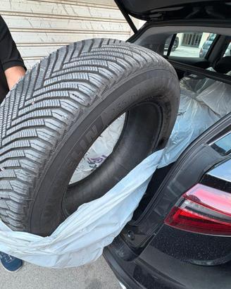 Pneumatici invernali 235/60 R18.