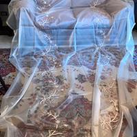 Tenda in organza di seta ricamata