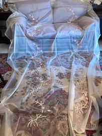 Tenda in organza di seta ricamata