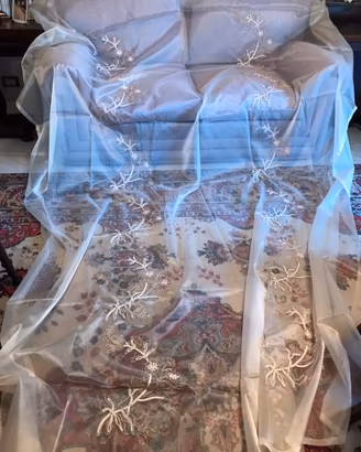 Tenda in organza di seta ricamata