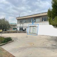 Capannone con piazzale