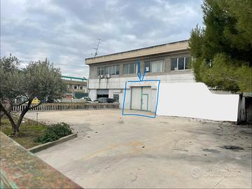 Capannone con piazzale