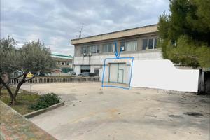 Capannone con piazzale