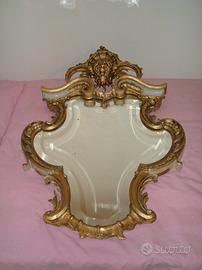 Specchio antico in cornice di legno dorata fregi