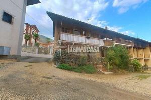 TERRATETTO UNIFAMILIARE NEL CENTRO STORICO DI VALL