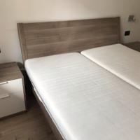 Letto con comodini e materassi