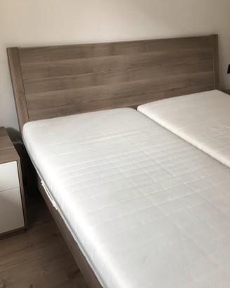 Letto con comodini e materassi