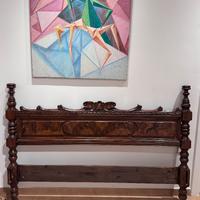 Testiera in legno scuro per un letto matrimoniale