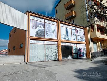 Ampio locale commerciale/uffici