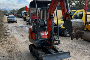 Escavatore libra 216