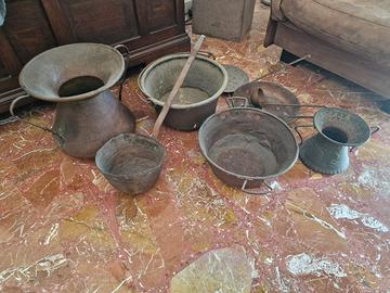 Utensili da cucina antichi in rame battuto a mano