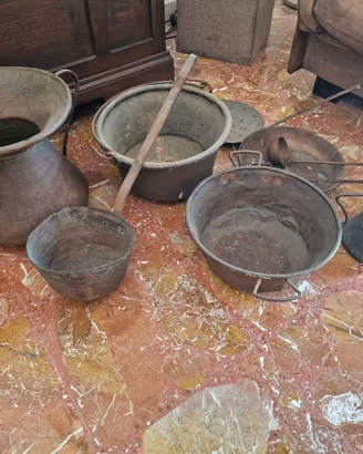 Utensili da cucina antichi in rame battuto a mano