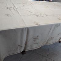 Tovaglia lino  ricamata a mano per 12 