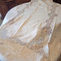 tovaglia in lino con ricami e merletto di Bruges 