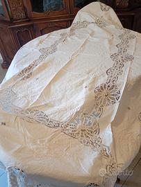 tovaglia in lino con ricami e merletto di Bruges 