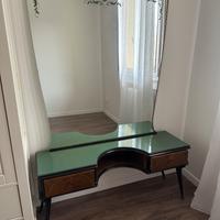 Specchio con mensola e cassetti