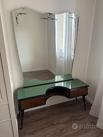 Specchio con mensola e cassetti