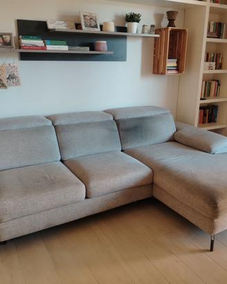 Divano con penisola moderno, comodo e funzionale.