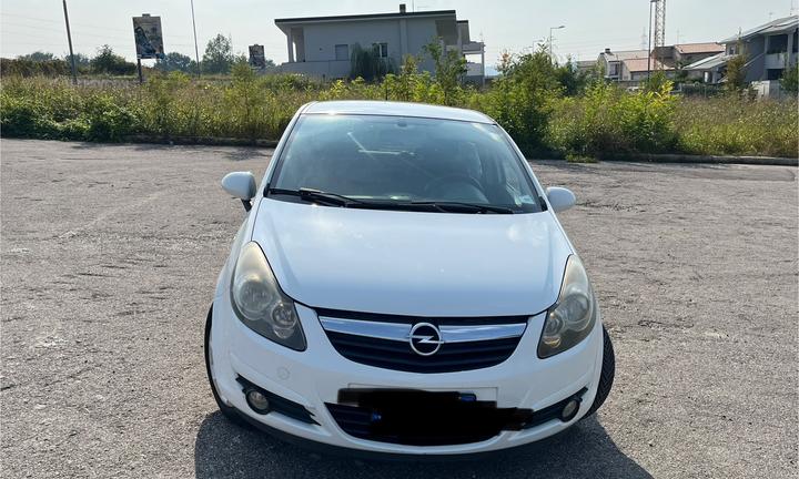 Opel Corsa bianca modello Cosmo