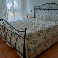 letto in ferro battuto con rete e materasso