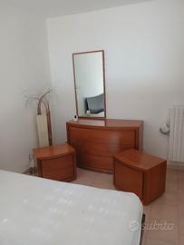 camera da letto senza armadio con letto in cuoio 