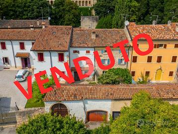 CASA DI CORTE A ILLASI