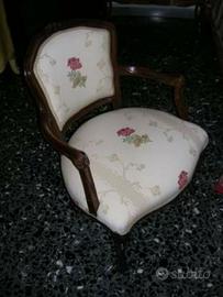 Coppia di poltroncine in stile Luigi
XV