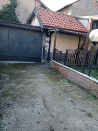 Garage con Deposito e Giardino Privato