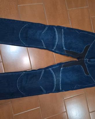 pantaloni jeans da moto con protezioni