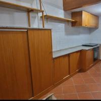 Cucina completa di fornelli e forno