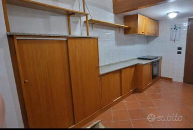 Cucina completa di fornelli e forno