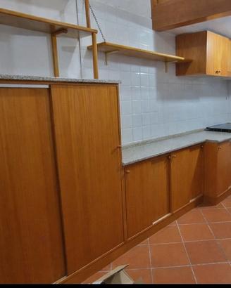 Cucina completa di fornelli e forno