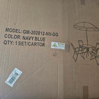 Tavolo con sedie ed ombrellone da esterno