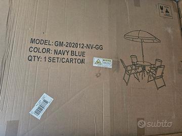 Tavolo con sedie ed ombrellone da esterno